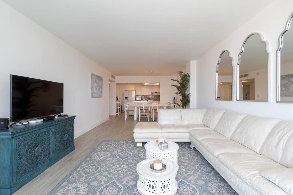 Stunning & Spacious Resort-Style Condo Across From Beach! 迈阿密海滩 外观 照片