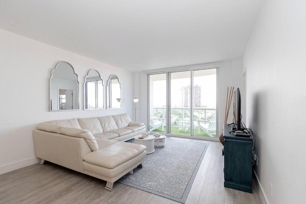 Stunning & Spacious Resort-Style Condo Across From Beach! 迈阿密海滩 外观 照片