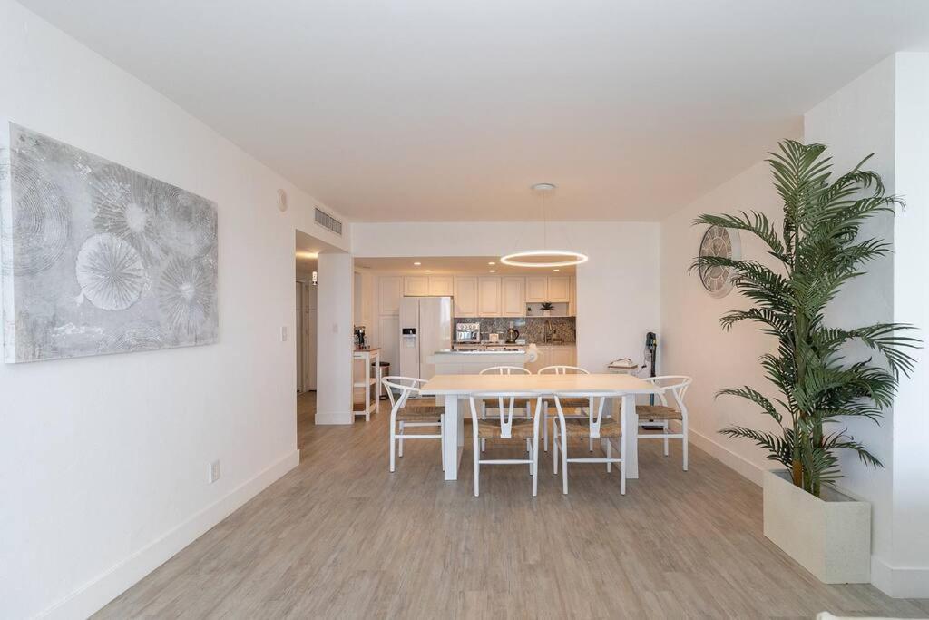 Stunning & Spacious Resort-Style Condo Across From Beach! 迈阿密海滩 外观 照片