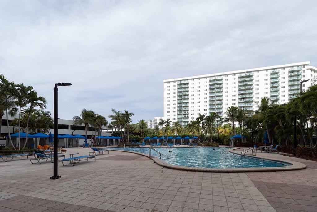 Stunning & Spacious Resort-Style Condo Across From Beach! 迈阿密海滩 外观 照片