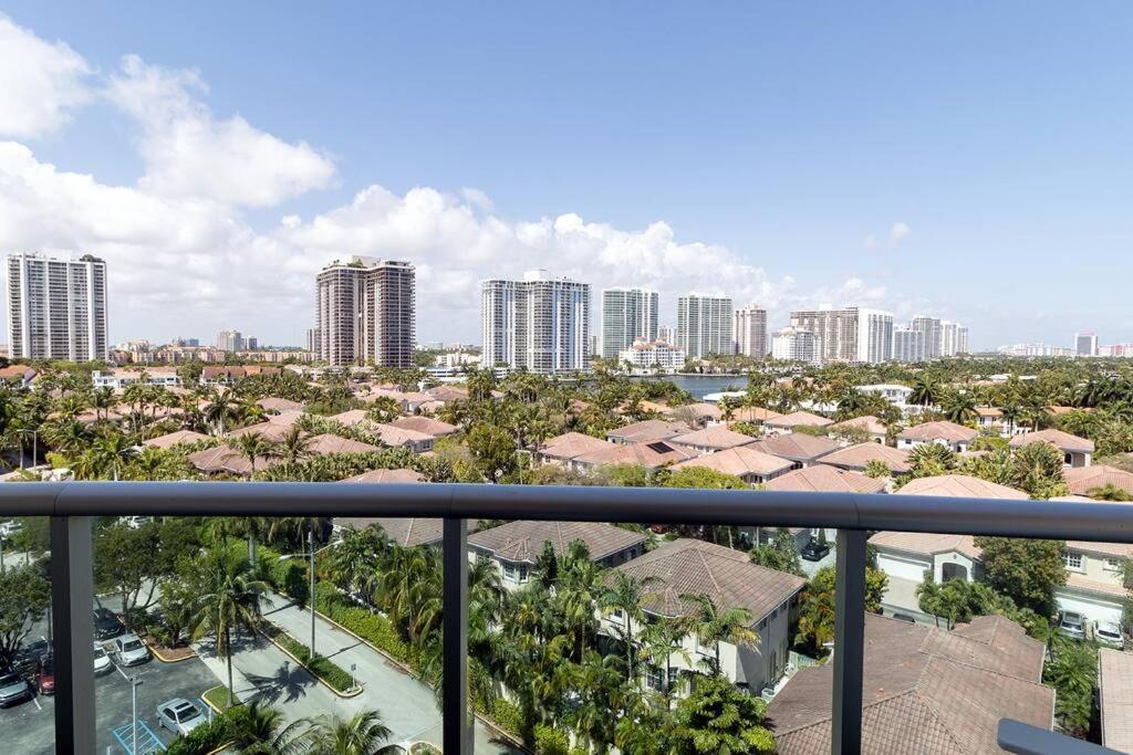 Stunning & Spacious Resort-Style Condo Across From Beach! 迈阿密海滩 外观 照片